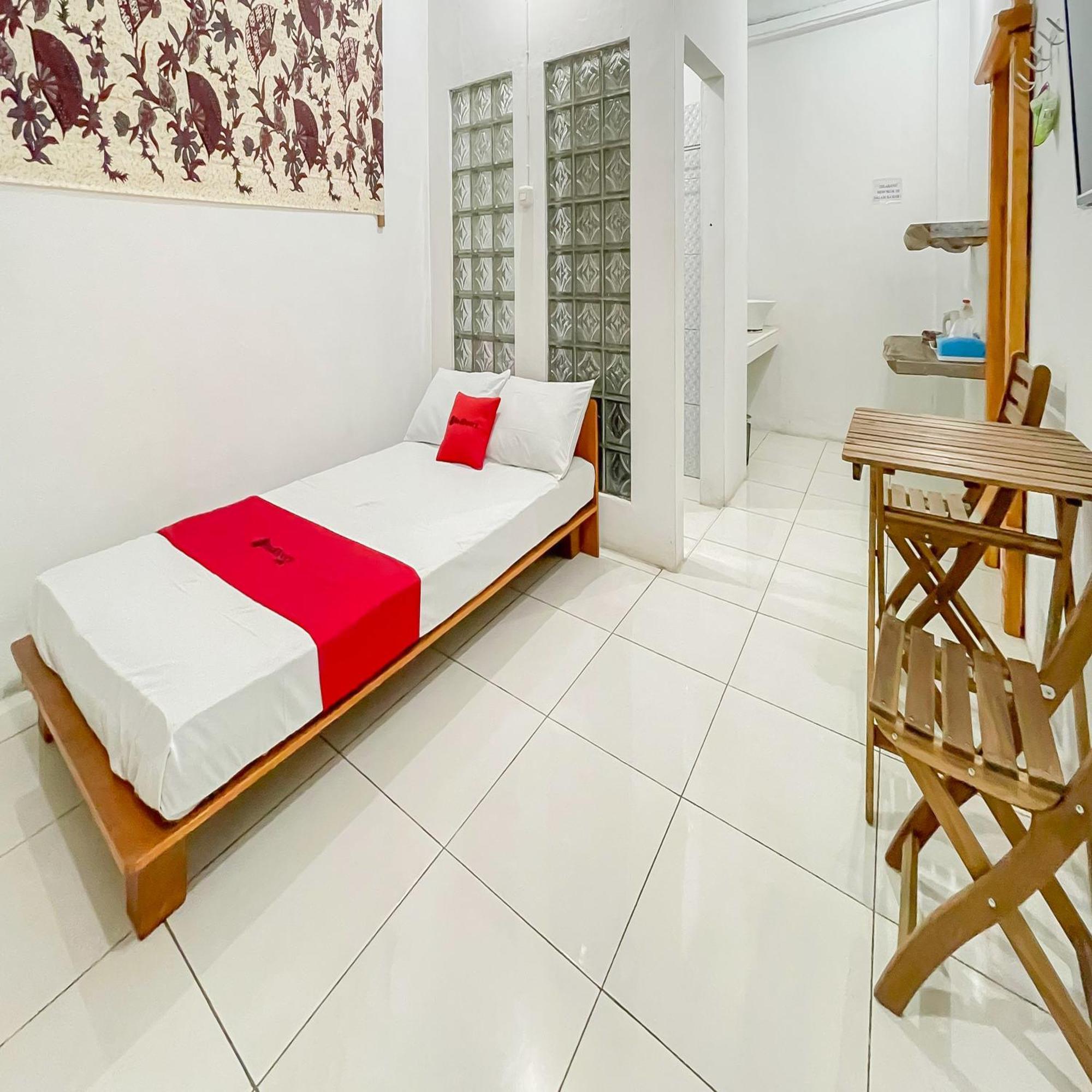 Hotel Reddoorz Syariah At Jalan Ra Kosasih Sukabumi Exterior foto