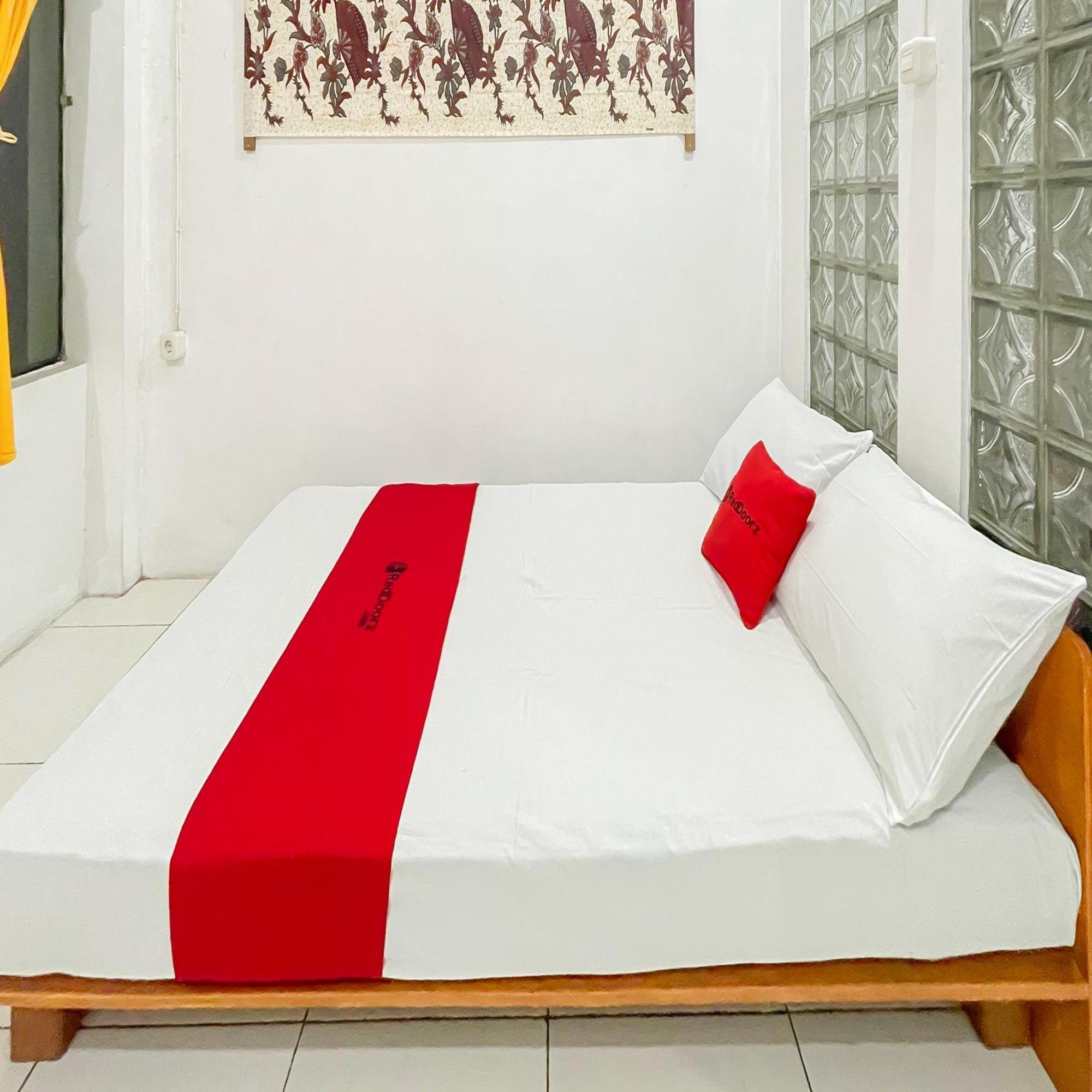 Hotel Reddoorz Syariah At Jalan Ra Kosasih Sukabumi Exterior foto