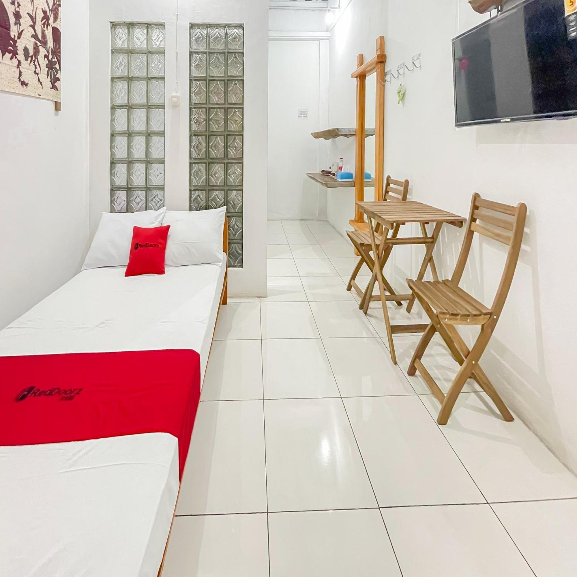 Hotel Reddoorz Syariah At Jalan Ra Kosasih Sukabumi Exterior foto